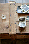 Schwarz-Weiß-Fotos auf Holzkiste in einem Haus in Durham, Nordostengland