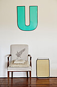 Tablett und Stuhl unter dem Buchstaben 'U' in einem Landhaus in Durham, Nordostengland