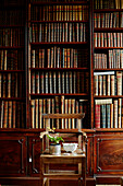 Holzstuhl vor der Bibliothek in Capheaton Hall in Northumberland, UK