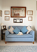 Gerahmtes Kunstwerk über hellblauem Sofa in Capheaton Hall in Northumberland, UK