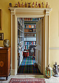 Figuren über Türrahmen mit Bücherregalen in georgianischem Stadthaus aus dem 19. Jahrhundert in Talgarth, Mid Wales, UK