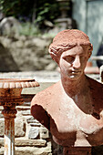 Griechisch-römische Terrakotta-Göttin im Garten eines georgianischen Hauses in Talgarth, Mid Wales, UK