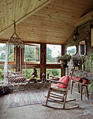 Schaukelstuhl und Hängesessel am Fenster eines Bauernhauses in Herefordshire, UK