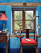 Stuhl und Schreibtisch im blauen Schlafzimmer eines Bauernhauses in Herefordshire, UK