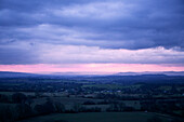 Großer Himmel in der Abenddämmerung über der Landschaft von Worcestershire, England, UK