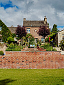 Backstein-Cottage mit Terrassengarten in den Cotswolds, UK
