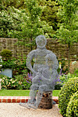 Skulptur aus Drahtgeflecht im Garten in den Cotswolds, UK