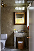 Vergoldeter Spiegel über einem Waschbecken mit Neonschriftzug 'perfect' in einem Haus in Sligo, Irland