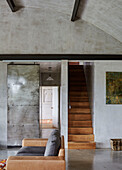 Holztreppe mit silberner Schiebetür in einem Haus in Sligo, Irland