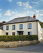 Cremefarbenes zweistöckiges Einfamilienhaus in Devon, UK