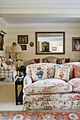 Geblümtes Sofa und großer Spiegel in einem Haus in den Cotswolds, UK