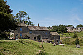 Renoviertes Bauernhaus aus Stein in der Landschaft von Yorkshire, UK