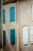 Bemalte türkisfarbene Fensterläden an der Außenseite eines Gebäudes in Foix, Ariege, Frankreich