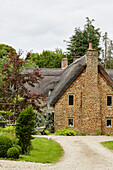 Außenfassade und Schornstein eines reetgedeckten Bauernhauses in Oxfordshire, UK