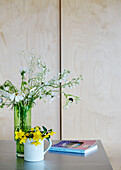 Schnittblumen in Vase und Keramikkrug mit Taschenbuch in Sligo, Irland
