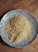 Couscous auf einem marokkanischen Teller