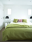 Schlafzimmer mit grüner Tagesdecke