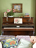 Klavier in einem Wohnzimmer
