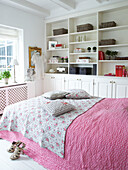 Schlafzimmer mit rosa Tagesdecke