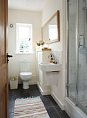 Rechteckiger Spiegel über dem Waschbecken in einem Badezimmer in Herefordshire, England, UK