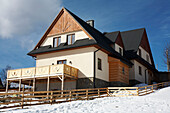 Polnische Berghütte auf schneebedecktem Berghang