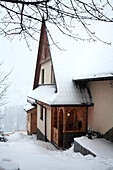Schneebedeckte Berghütte in Polen