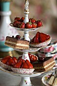 Kuchen und Erdbeeren auf Kuchenständer