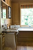 Rustic style bathroom