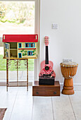 Puppenhaus und Gitarre mit Trommel in einem Haus in Guildford, Surrey, UK