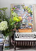 Frische Blumen und alte Schreibmaschine in Brighton, East Sussex UK