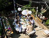 Mittsommerfest mit Freunden in einem Garten in Colchester