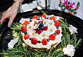 Kuchen bei einem Sommerfest mit Freunden in einem Garten in Colchester