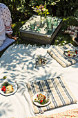 Picknickdecke bei der Mid Summer Party mit Freunden in einem Garten in Colchester