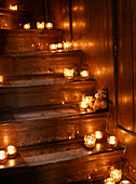 Holztreppe mit beleuchtetem Kerzenständer