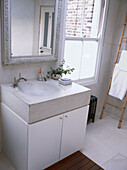 Maßgefertigtes Waschbecken aus Gussbeton in einem modernen weißen Badezimmer