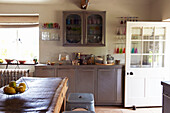 Zeitgenössische Metallschränke in der Küche eines Bauernhauses in Iden, Rye, East Sussex, Vereinigtes Königreich