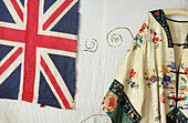 Union Jack und Kimono in einem Haus in Suffolk, England, UK