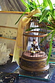 Künstliche Vögel in einem Vogelkäfig in einem Haus in Massachusetts, Neuengland, USA