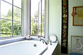 Offenes Fenster über dem Bad in einem Haus in Massachusetts, Neuengland, USA