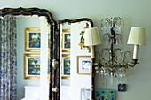 Wandleuchter aus geschliffenem Glas und Vintage-Spiegel in einem Haus in Massachusetts, Neuengland, USA
