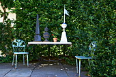 Tisch und Stühle mit Ornamenten im Garten eines Hauses in Massachusetts, Neuengland, USA