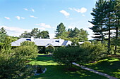 Erhöhte Ansicht eines Gartenwegs und des Dachs eines Hauses in Massachusetts, Neuengland, USA