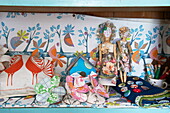 Spielzeugpuppen und Papierhüte in einem Haus in Broadstairs, Kent, England, UK