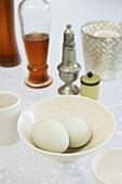 Zwei Eier in Schale auf Tisch in Haus in Austerlitz, Columbia County, New York, Vereinigte Staaten