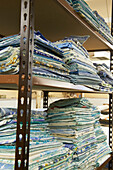 Gefaltete Stoffe in einer Druckerei in Sheffield, Berkshire County, Massachusetts, Vereinigte Staaten