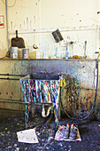 Ein Paar Schuhe und ein Waschbecken mit Schlauch in einer Druckerei in Sheffield, Berkshire County, Massachusetts, Vereinigte Staaten