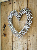 Handgefertigtes Herz auf Holztür in Bauernhaus in Gloucestershire, England, UK