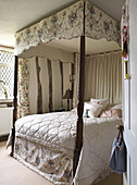 Himmelbett im Schlafzimmer eines Fachwerkhauses in Suffolk, England, UK