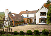Schotterauffahrt und Anbau am Haus in Somerset, England, UK