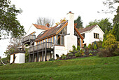 Außenbalkon und Garten eines Hauses in Somerset, England, UK